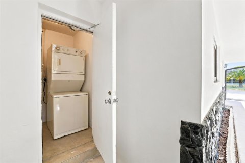 Apartment in Dania Beach, Florida 2 bedrooms, 194.07 sq.m. № 2177063 - photo 14
