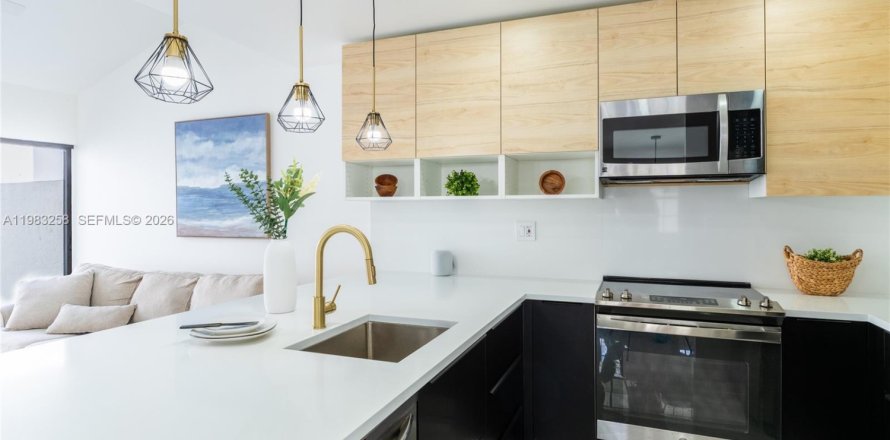 Townhouse in Aventura, Florida 2 bedrooms, 116.13 sq.m. № 2050278