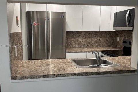 Apartment in Sunrise, Florida 2 bedrooms, 70.61 sq.m. № 2002691 - photo 4