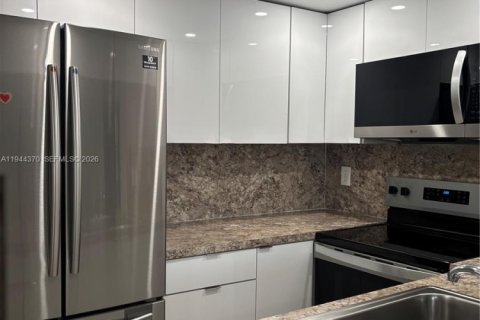 Apartment in Sunrise, Florida 2 bedrooms, 70.61 sq.m. № 2002691 - photo 3