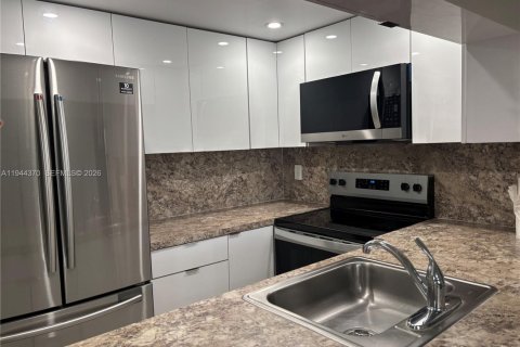 Apartment in Sunrise, Florida 2 bedrooms, 70.61 sq.m. № 2002691