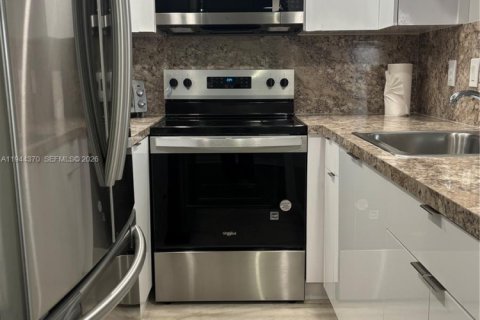 Apartment in Sunrise, Florida 2 bedrooms, 70.61 sq.m. № 2002691 - photo 2