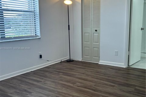 Apartment in Sunrise, Florida 2 bedrooms, 70.61 sq.m. № 2002691 - photo 8