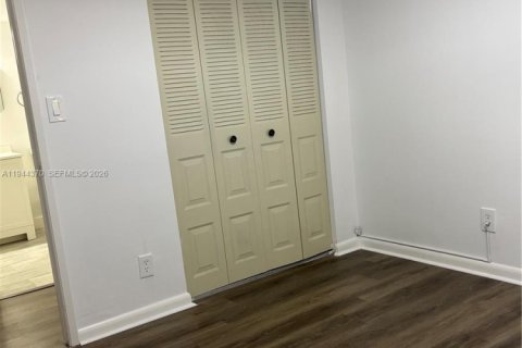 Apartment in Sunrise, Florida 2 bedrooms, 70.61 sq.m. № 2002691 - photo 12