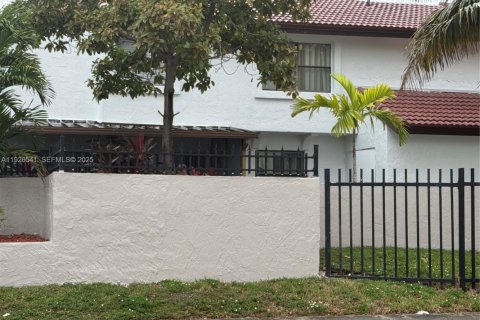 Снять в аренду кондоминиум в Майами, Флорида 3 спальни, 122.07м2, № 1990059 - фото 2