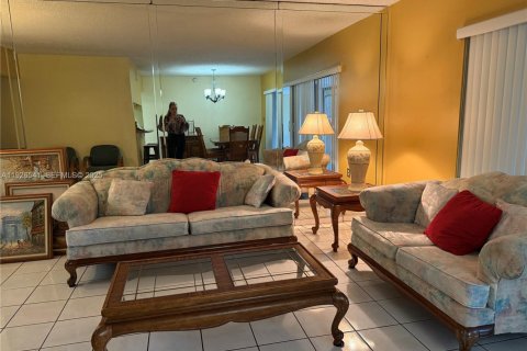 Снять в аренду кондоминиум в Майами, Флорида 3 спальни, 122.07м2, № 1990059 - фото 3