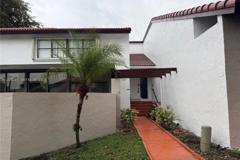 Снять в аренду кондоминиум в Майами, Флорида 3 спальни, 122.07м2, № 1990059 - фото 1