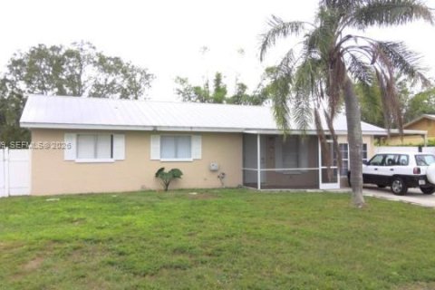 House in Lehigh Acres, Florida 3 bedrooms № 1995014 - photo 1