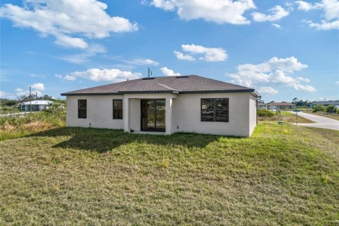 House in Lehigh Acres, Florida 3 bedrooms, 149.2 sq.m. № 1732899 - photo 2