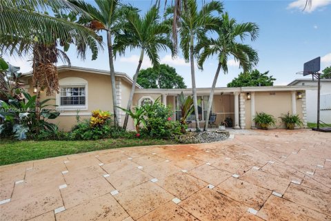 Villa ou maison à vendre à Miramar, Floride: 3 chambres, 194.54 m2 № 2387824 - photo 2