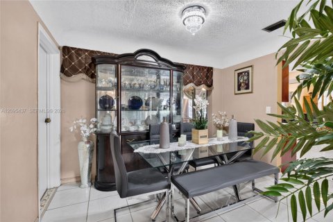 Villa ou maison à vendre à Miramar, Floride: 3 chambres, 194.54 m2 № 2387824 - photo 12