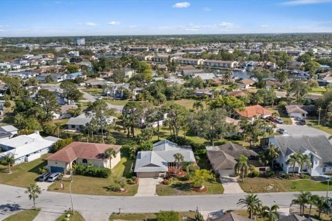 House in New Port Richey, Florida 3 bedrooms, 177.07 sq.m. № 1652278 - photo 4