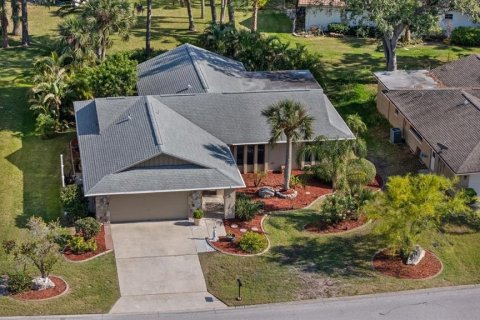 House in New Port Richey, Florida 3 bedrooms, 177.07 sq.m. № 1652278 - photo 3