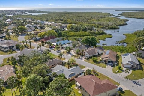 House in New Port Richey, Florida 3 bedrooms, 177.07 sq.m. № 1652278 - photo 5