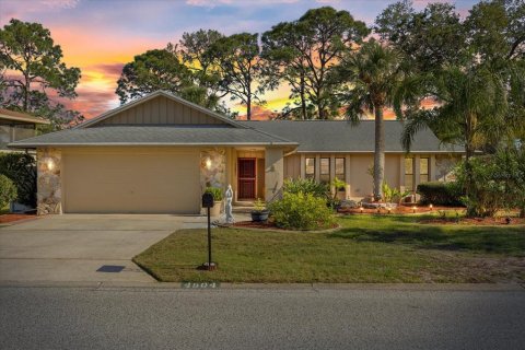 House in New Port Richey, Florida 3 bedrooms, 177.07 sq.m. № 1652278 - photo 2