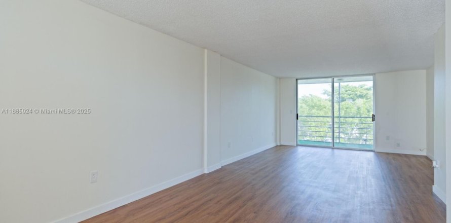 Кондоминиум с 2 спальнями в Майами, Флорида № 1978782