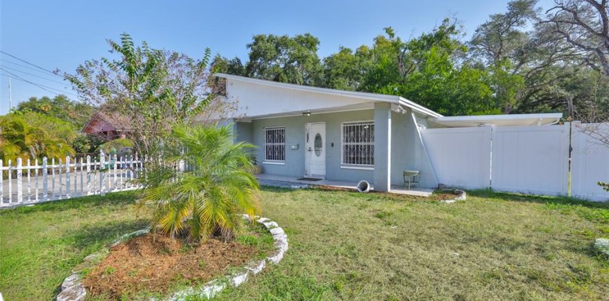 House in Tampa, Florida 3 bedrooms, 133.59 sq.m. № 2125262