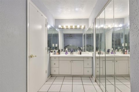 House in Tampa, Florida 3 bedrooms, 133.59 sq.m. № 2125262 - photo 25