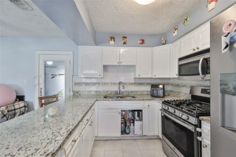 House in Tampa, Florida 3 bedrooms, 133.59 sq.m. № 2125262 - photo 8