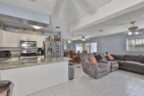 House in Tampa, Florida 3 bedrooms, 133.59 sq.m. № 2125262 - photo 9