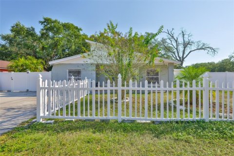 House in Tampa, Florida 3 bedrooms, 133.59 sq.m. № 2125262 - photo 2