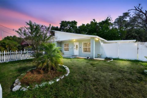 House in Tampa, Florida 3 bedrooms, 133.59 sq.m. № 2125262 - photo 5
