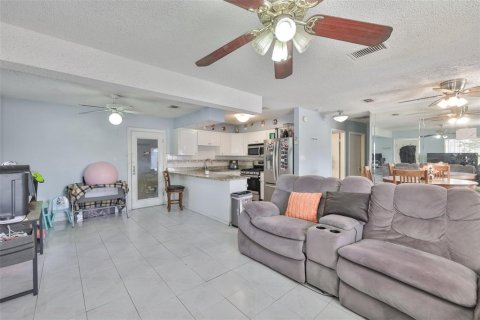 House in Tampa, Florida 3 bedrooms, 133.59 sq.m. № 2125262 - photo 10