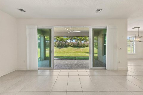 House in Port St. Lucie, Florida 3 bedrooms, 191.75 sq.m. № 2392665 - photo 6