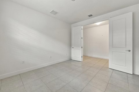 House in Port St. Lucie, Florida 3 bedrooms, 191.75 sq.m. № 2392665 - photo 23