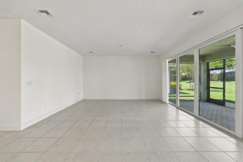 House in Port St. Lucie, Florida 3 bedrooms, 191.75 sq.m. № 2392665 - photo 7