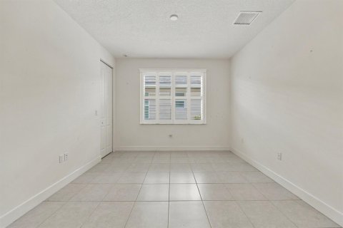 House in Port St. Lucie, Florida 3 bedrooms, 191.75 sq.m. № 2392665 - photo 24