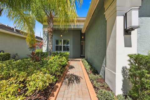 House in Port St. Lucie, Florida 3 bedrooms, 191.75 sq.m. № 2392665 - photo 2