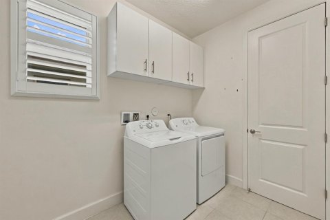 House in Port St. Lucie, Florida 3 bedrooms, 191.75 sq.m. № 2392665 - photo 26