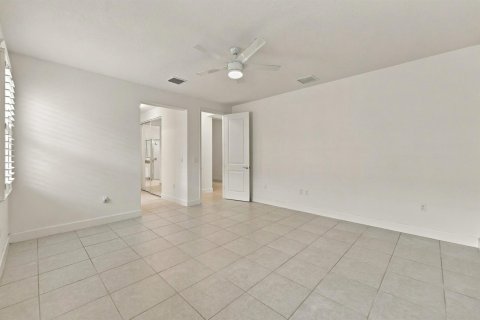 House in Port St. Lucie, Florida 3 bedrooms, 191.75 sq.m. № 2392665 - photo 15