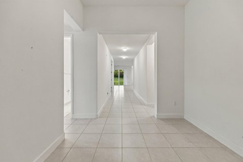House in Port St. Lucie, Florida 3 bedrooms, 191.75 sq.m. № 2392665 - photo 5