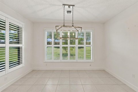 House in Port St. Lucie, Florida 3 bedrooms, 191.75 sq.m. № 2392665 - photo 11