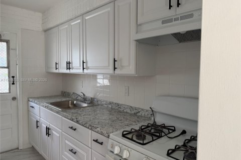 Commercial property in Miami, Florida 124.02 sq.m. № 2060966 - photo 4