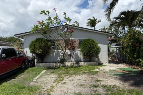 Коммерческая недвижимость в Майами, Флорида 124.02м2 № 2060966