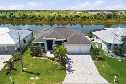 Casa en Port Charlotte, Florida 3 dormitorios, 202.62 m2 № 2354960