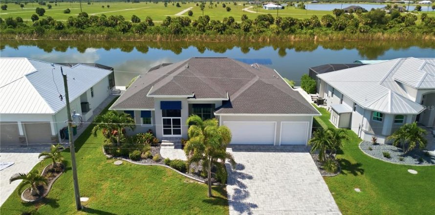 House in Port Charlotte, Florida 3 bedrooms, 202.62 sq.m. № 2354960