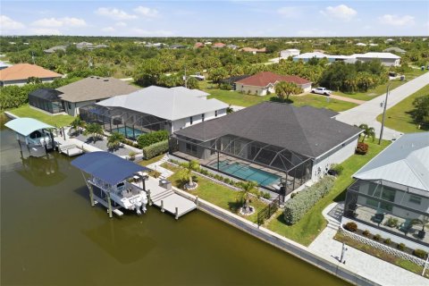 House in Port Charlotte, Florida 3 bedrooms, 202.62 sq.m. № 2354960 - photo 12