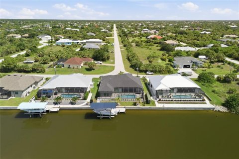 House in Port Charlotte, Florida 3 bedrooms, 202.62 sq.m. № 2354960 - photo 10