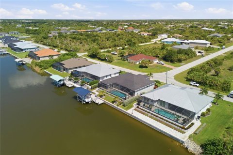 House in Port Charlotte, Florida 3 bedrooms, 202.62 sq.m. № 2354960 - photo 11