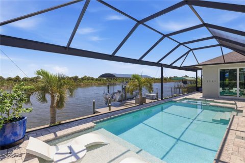 House in Port Charlotte, Florida 3 bedrooms, 202.62 sq.m. № 2354960 - photo 4