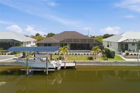 House in Port Charlotte, Florida 3 bedrooms, 202.62 sq.m. № 2354960 - photo 13