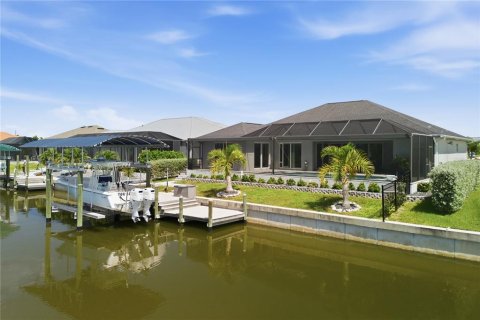 House in Port Charlotte, Florida 3 bedrooms, 202.62 sq.m. № 2354960 - photo 15
