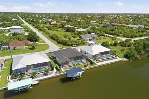 House in Port Charlotte, Florida 3 bedrooms, 202.62 sq.m. № 2354960 - photo 9