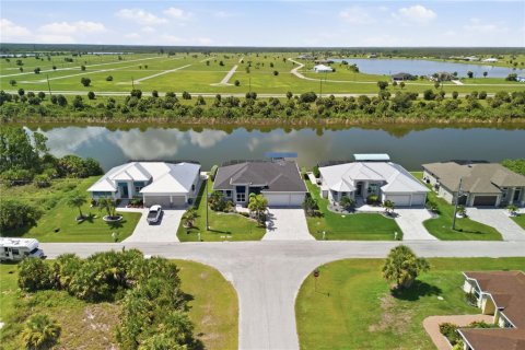 House in Port Charlotte, Florida 3 bedrooms, 202.62 sq.m. № 2354960 - photo 8