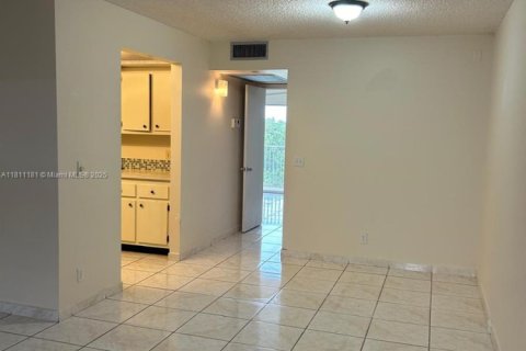 Condo in Pembroke Pines, Florida, 1 bedroom  № 1867113 - photo 3