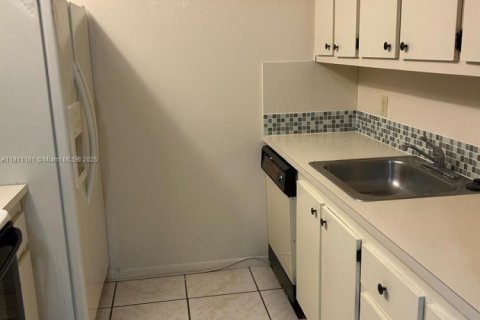 Condo in Pembroke Pines, Florida, 1 bedroom  № 1867113 - photo 7